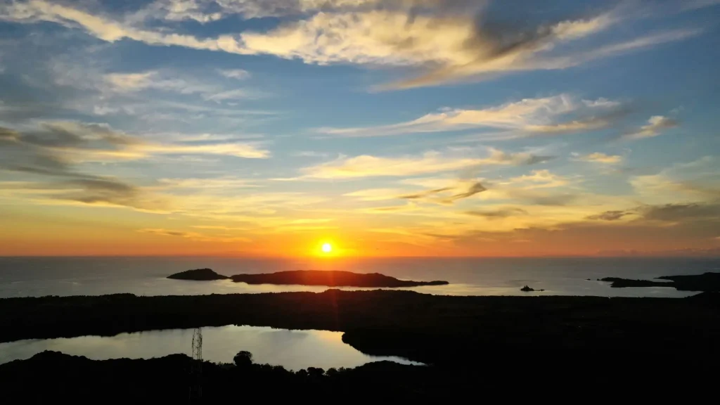la vue du ciel et de nosy be et ces environs depuis le mont passot au coucher de soleil