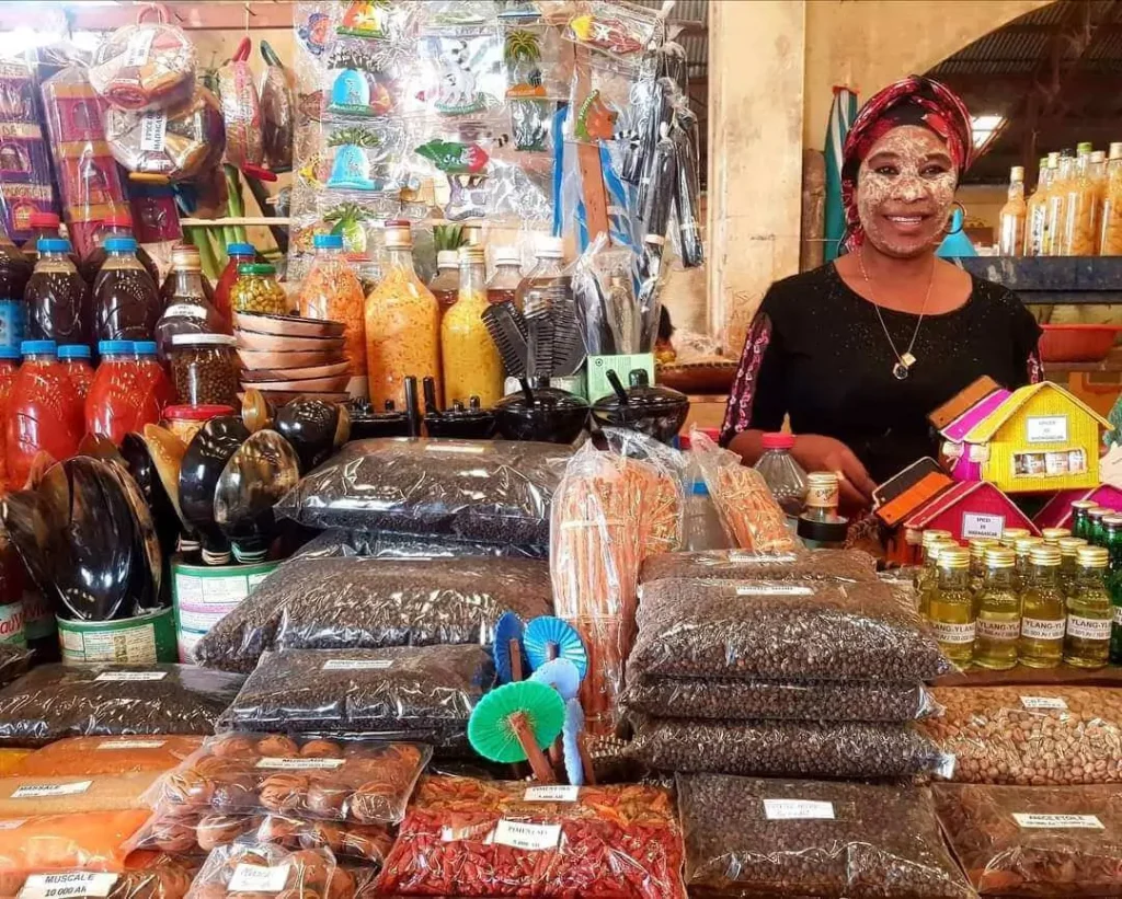 une femme tenant une boutique d'épices à nosy be